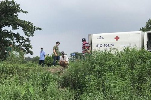 Phát hiện người phụ nữ mặc đồ Phật tử chết dưới sông Vàm Thuật