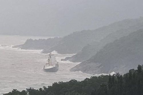 Phát hiện tàu lạ trôi dạt vào vùng biển dưới chân núi Hải Vân