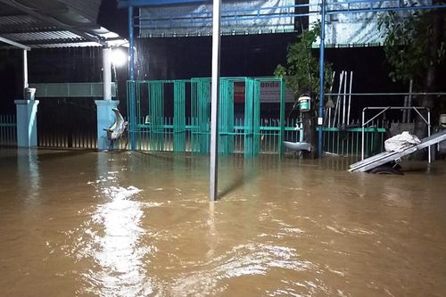 Vượt qua mưa to, lũ lớn đưa sản phụ vượt 20 km đi sinh con
