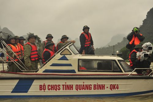 Bí thư Tỉnh ủy Quảng Bình đi ca nô vào 'rốn lũ' Tân Hóa