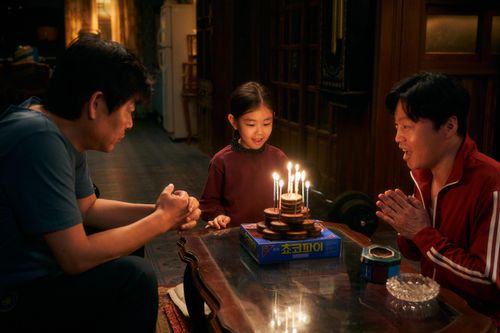 'Cục nợ hóa cục cưng' - tình cha con vượt qua lằn ranh huyết thống