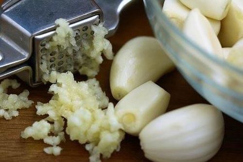 Cô gái bị phồng rộp vùng kín vì chữa viêm phụ khoa bằng tỏi