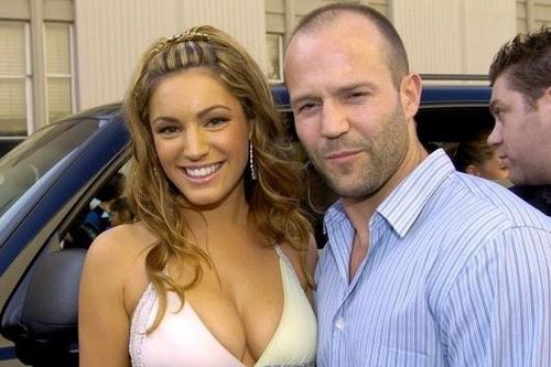 Kelly Brook tự tin với thân hình tròn trịa