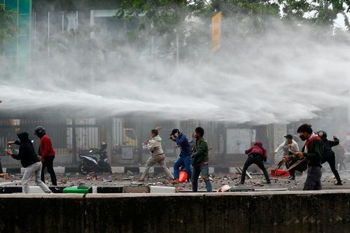 Biểu tình bạo lực ở Indonesia phản đối luật lao động mới