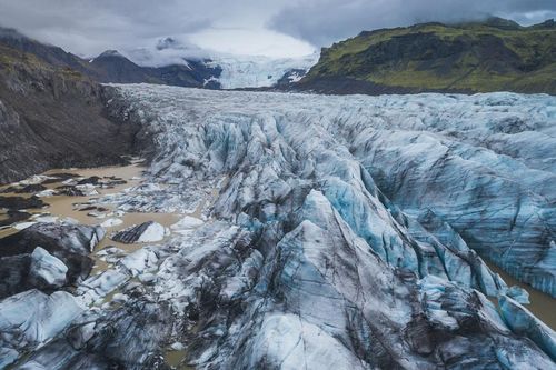 Dòng sông băng màu xanh lam kỳ ảo ở Iceland