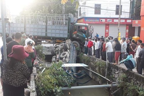Xe tải rơi xuống mương, tài xế thiệt mạng