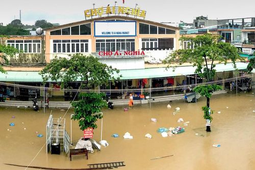 Người Quảng Nam đi ghe giữa phố