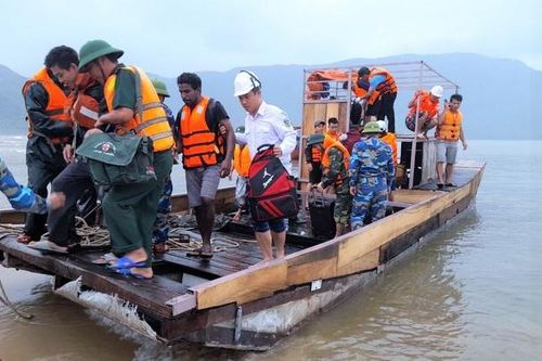 Cứu 16 thuyền viên gặp nạn trên biển