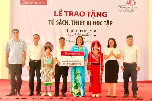 Agribank trao tặng tủ sách, thiết bị học tập 'Thêm con chữ, bớt đói nghèo'