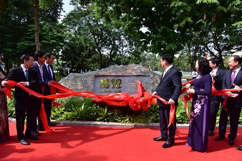 Gắn biển công trình xây dựng, cải tạo, chỉnh trang khu vực xung quanh hồ Hoàn Kiếm