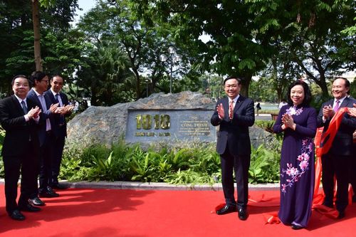 Hồ Hoàn Kiếm mang diện mạo mới