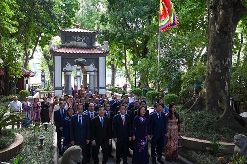 Lãnh đạo thành phố Hà Nội dâng hương tưởng niệm các vị Vua hiền, Chủ tịch Hồ Chí Minh và các Anh hùng liệt sĩ