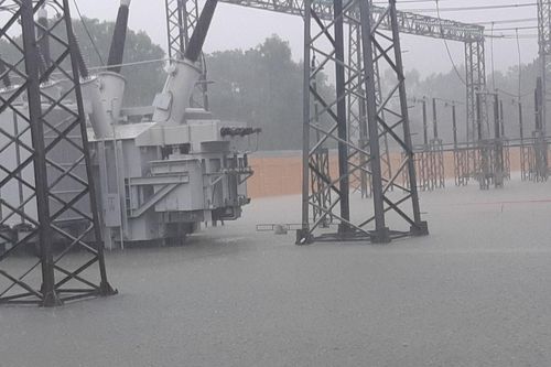 Căng mình ứng phó mưa lũ kéo dài, bảo đảm lưới điện truyền tải vận hành an toàn