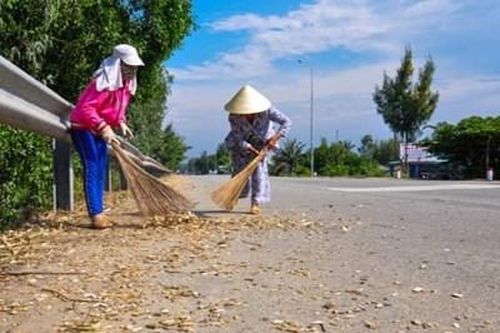 Xe chở dăm gỗ quá tải, phóng nhanh, vượt ẩu