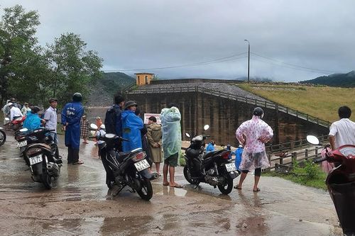 Huy động hàng chục CBCS tìm kiếm một người dân đánh cá bị nước cuốn trôi