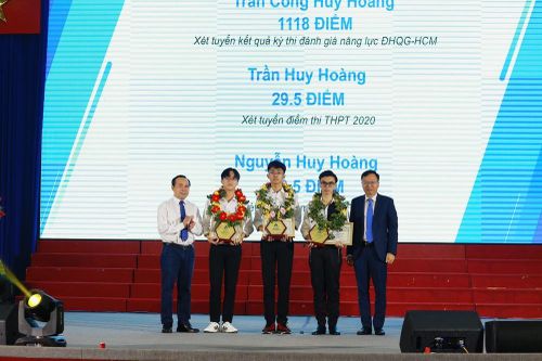 3 thủ khoa trường ĐH Bách khoa (ĐHQG TP. HCM) cùng tên, cùng tuổi, cùng ngành học