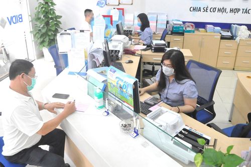 Vì sao lãi suất vay chưa giảm?