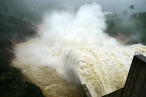 Bão mới sắp vào, thủy điện miền Bắc và miền Trung đua xả lũ