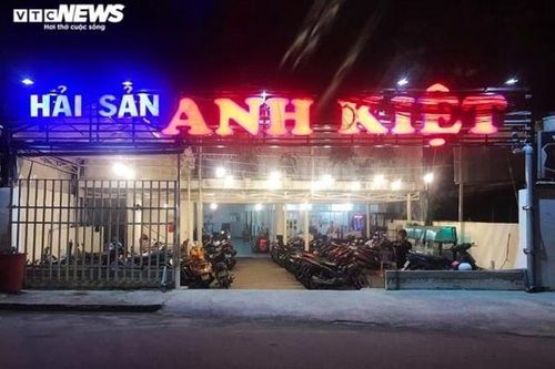Mâu thuẫn trong quán nhậu, 4 thanh niên đánh cụ ông 70 tuổi tử vong