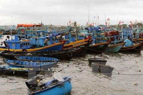 Tàu cá chở 6 thuyền viên bị chìm tại khu vực gần cảng Cửa Việt