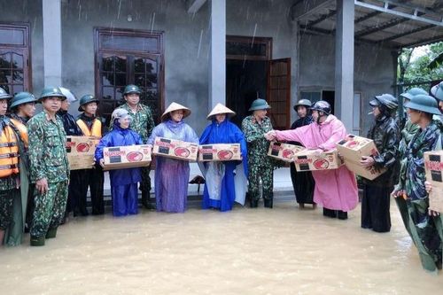 Quân đội giúp dân ứng phó mưa lũ miền Trung