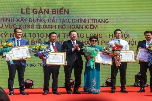 Tác giả 'đường cong mềm mại' ở Bờ Hồ nhận Bằng khen của Chủ tịch UBND thành phố