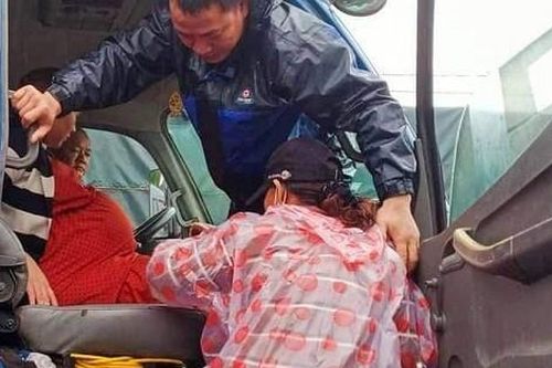 Đưa thai phụ vùng lũ vượt 20 cây số đi sinh