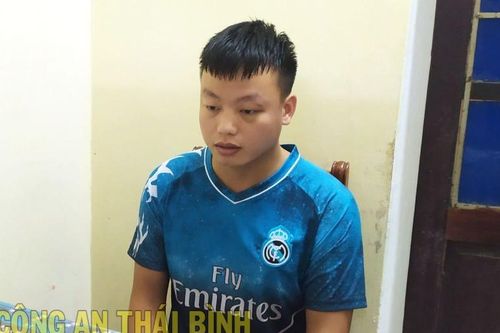 Người phụ nữ đeo túi xách đi trên đường bị gã trai cướp giật