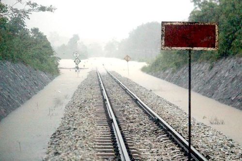 Mưa lũ kinh hoàng, đường sắt qua miền Trung bị tê liệt