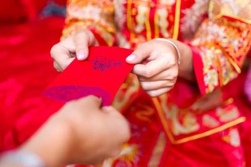 Người đàn ông khóc dở mếu dở vì phải dự 23 đám cưới trong một tuần