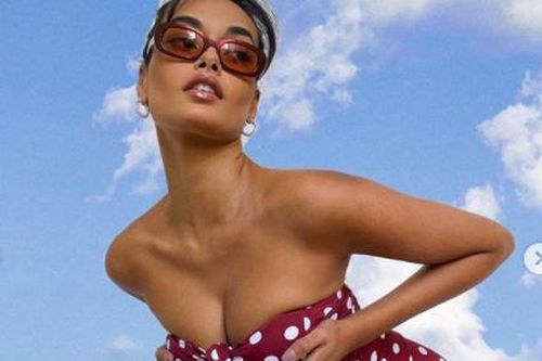 Chân dài 9x Gizele Oliveira mặc áo tắm cúp ngực siêu nóng bỏng