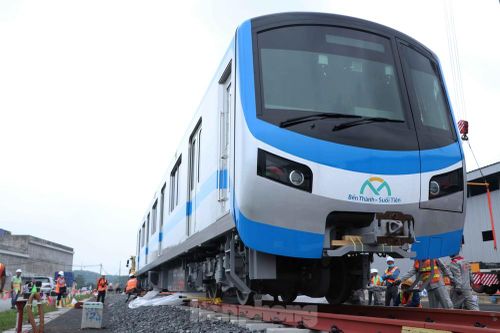 Cận cảnh toa tàu metro đầu tiên vào đường ray tại TP.HCM