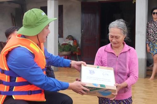 Cứu trợ hàng trăm thùng mì tôm và nước lọc cho rốn lũ Tân Ninh