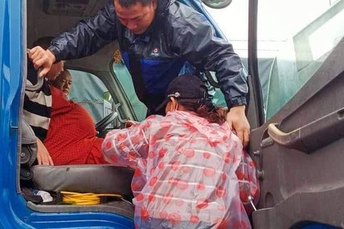 Bộ đội vượt lũ đưa sản phụ ở Quảng Nam đến bệnh viện