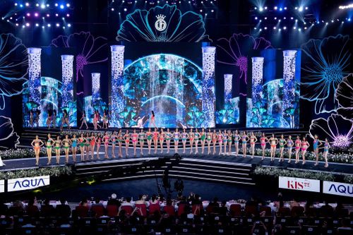 Màn đồng diễn bikini của 59 thí sinh tại Bán kết toàn quốc Hoa hậu Việt Nam
