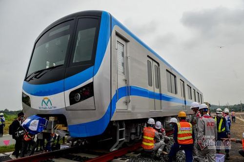 Lắp đặt toa tàu metro số 1 vào đường ray tạm để chạy thử