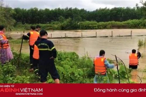 Hàng trăm chiến sỹ Công an Đà Nẵng tìm kiếm người dân bị nước lũ cuốn trôi