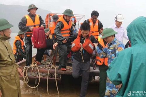 Thuyền trưởng và 5 thuyền viên người Nghệ An trên tàu gặp nạn đã được cứu đưa về đất liền