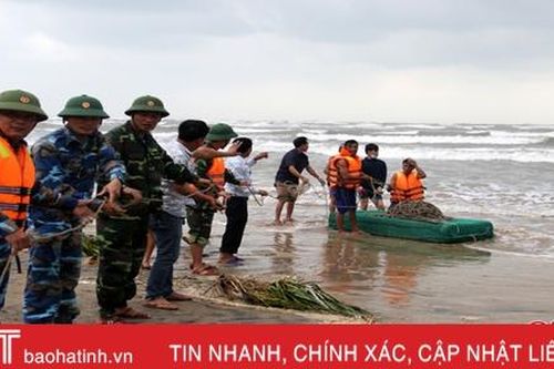 Giải cứu tàu Hải Phòng mắc cạn ở Hà Tĩnh, 16 thuyền viên đang ở trong khoang