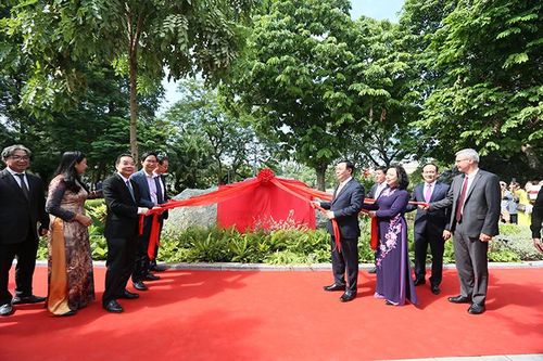 Gắn biển công trình xây dựng, cải tạo, chỉnh trang khu vực xung quanh hồ Hoàn Kiếm