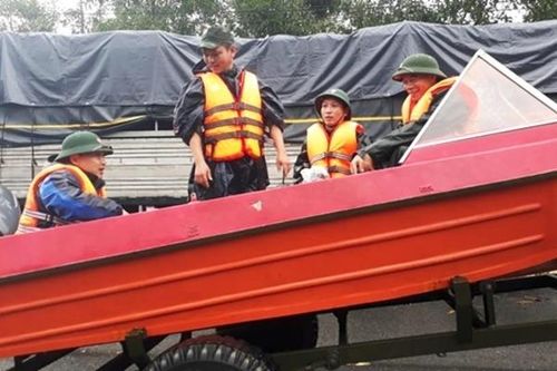 Đưa sản phụ vượt 20km nước lũ đến bệnh viện sinh con