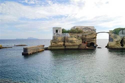 Hòn đảo tuyệt đẹp ở Italia và 'lời nguyền chết chóc' bí ẩn cần được giải đáp