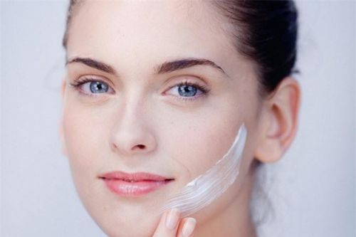 Sử dụng kem dưỡng ẩm sai cách, tiền mất tật mang