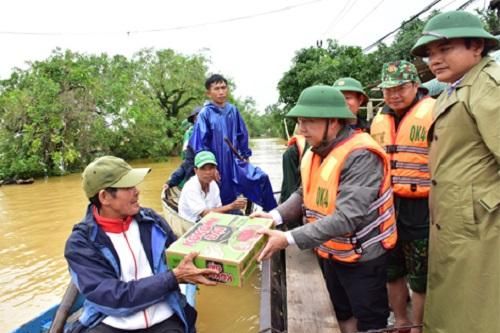 Chủ tịch tỉnh Thừa Thiên Huế vào vùng rốn lũ, thăm hỏi, tặng quà người dân