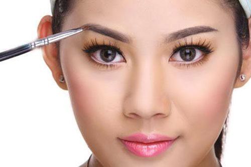 'Thảm họa' khi vẽ lông mày theo những cách này