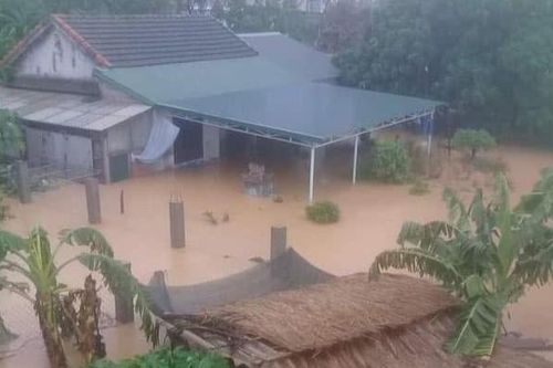 Áp thấp mạnh lên thành áp thấp nhiệt đới, miền Trung thêm một kỷ lục mưa lũ