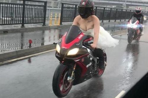 Mặc váy trễ nải rồi tự lái moto tới đám cưới, cô dâu khiến MXH bùng nổ