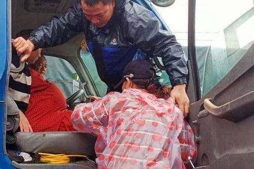 Bộ đội điều xe tải, cano đưa sản phụ ở Quảng Nam đang chuyển dạ đến bệnh viện giữa trời mưa bão