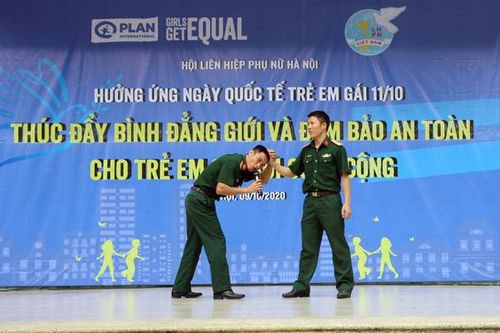 Học sinh trường THCS Tô Vĩnh Diện được hướng dẫn kỹ năng phòng chống bạo lực
