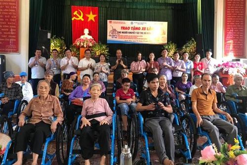 'Có xe lăn, tôi không còn là gánh nặng cho con cháu'